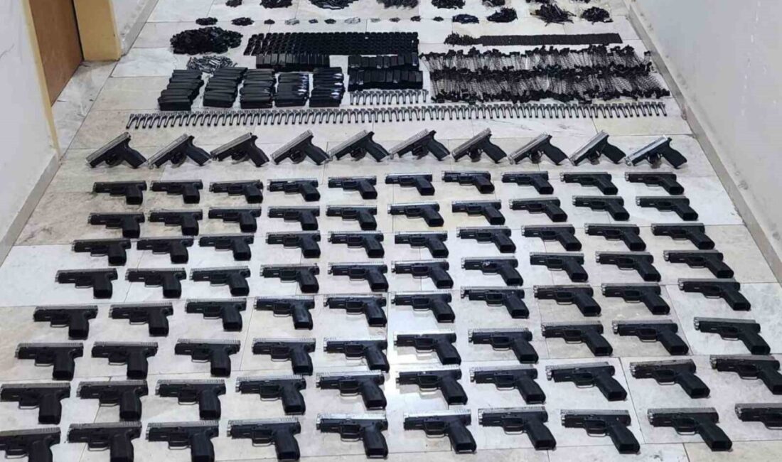 Hatay’da Durdurulan Araçta 90 Ruhsatsız Tabanca ve Silah Parçaları Ele Geçirildi Hatay'ın Erzin ilçesinde, polis tarafından durdurulan otomobilin bagajında 90 ruhsatsız