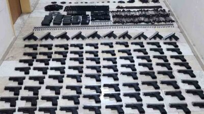 Hatay'ın Erzin ilçesinde, polis tarafından durdurulan otomobilin bagajında 90 ruhsatsız