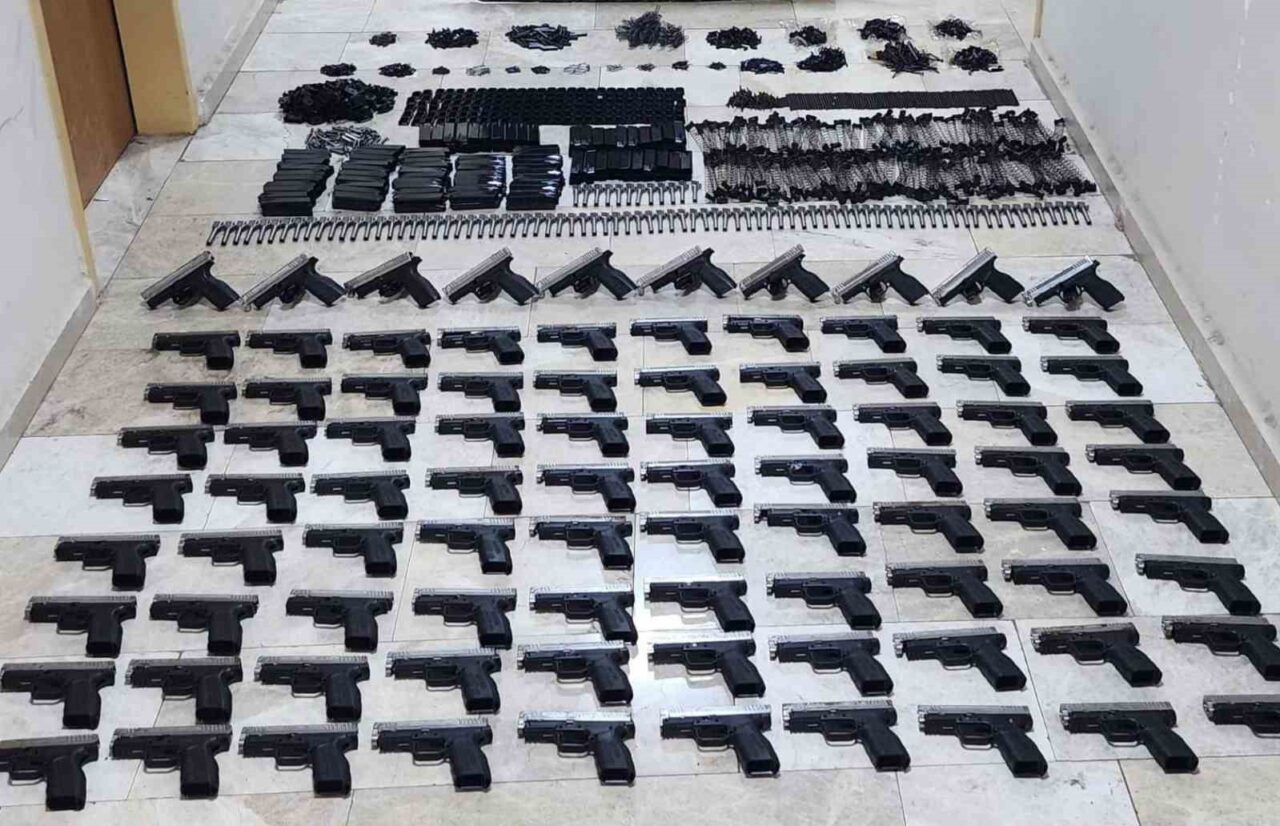 Hatay'ın Erzin ilçesinde, polis tarafından durdurulan otomobilin bagajında 90 ruhsatsız