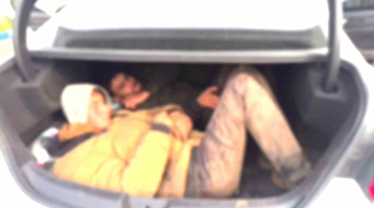 Hatay’da Göçmen Kaçakçılığı Operasyonu: 8 Kaçak Göçmen ve Organizasyon Şüphelisi Tutuklandı Hatay'da yasa dışı yollarla Avrupa'ya geçmeye çalışan 8 kaçak göçmen,