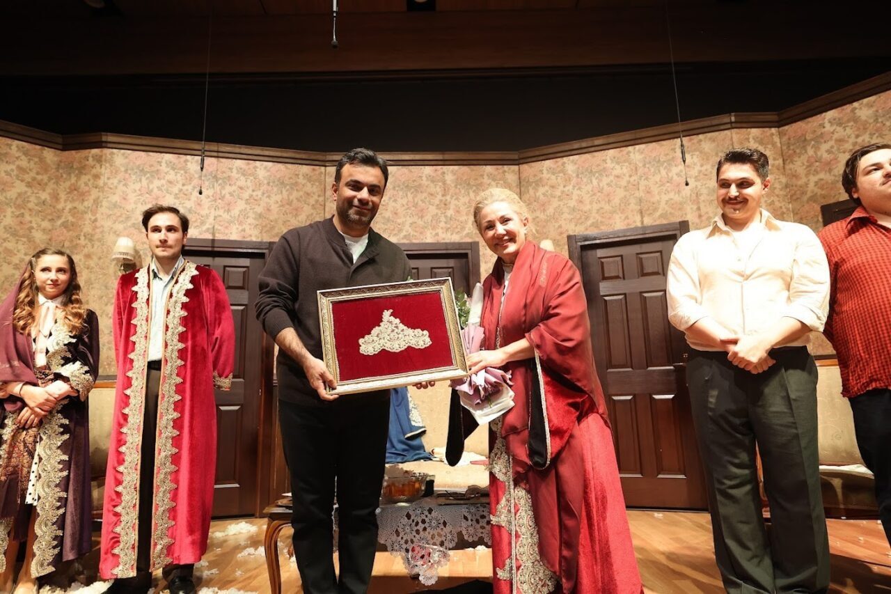 Bağcılar Belediyesi Tiyatro Akademisi'nin sahneye koyduğu "Fatih’te Bir Konak" isimli