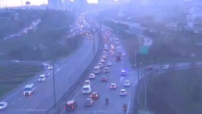 Bağcılar TEM Otoyolu'nda hafriyat kamyonu, kamyonet ve servis minibüsünün karıştığı