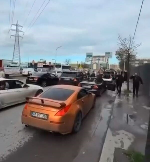 Bağcılar’da Düğün Konvoyu Trafiği Kilitledi, Eğlencenin Görüntüleri Paylaşıldı Bağcılar'da bir düğün konvoyu, Mahmutbey Mahallesi'nde Arnavutköy Yolu'nu kapatarak trafiği