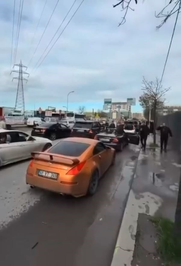 Bağcılar'da bir düğün konvoyu, Mahmutbey Mahallesi'nde Arnavutköy Yolu'nu kapatarak trafiği