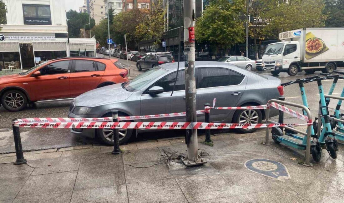 Kadıköy'deki Bağdat Caddesi’nde, yılbaşı için yapılan aydınlatmalarda kaçak elektrik bağlantısından