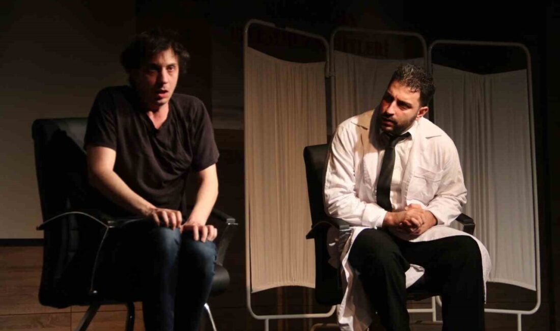 Fethiye’de Bağımlılığı Anlatan “Umut” Tiyatro Oyunu Öğrencilerle Buluştu Muğla'da düzenlenen "Bağımlı Bir Bireyin Hayatını Anlatan Tiyatro Etkinliği" Fethiye'de