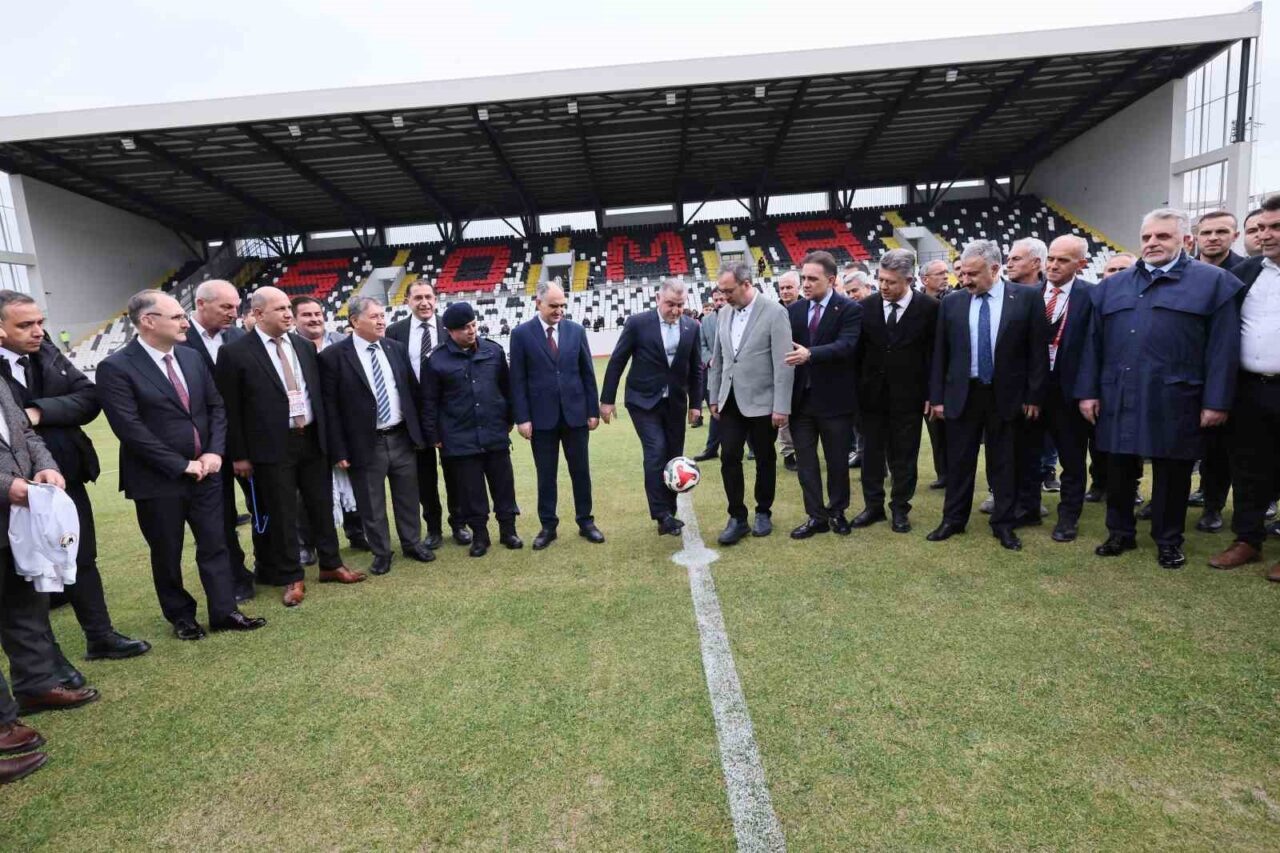 Gençlik ve Spor Bakanı Osman Aşkın Bak, Manisa'nın Soma ilçesindeki