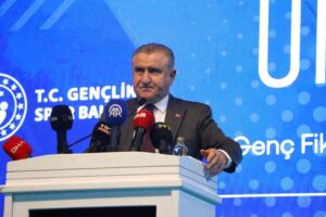 Gençlik ve Spor Bakanı Osman Aşkın Bak, 2 bin öğrencinin