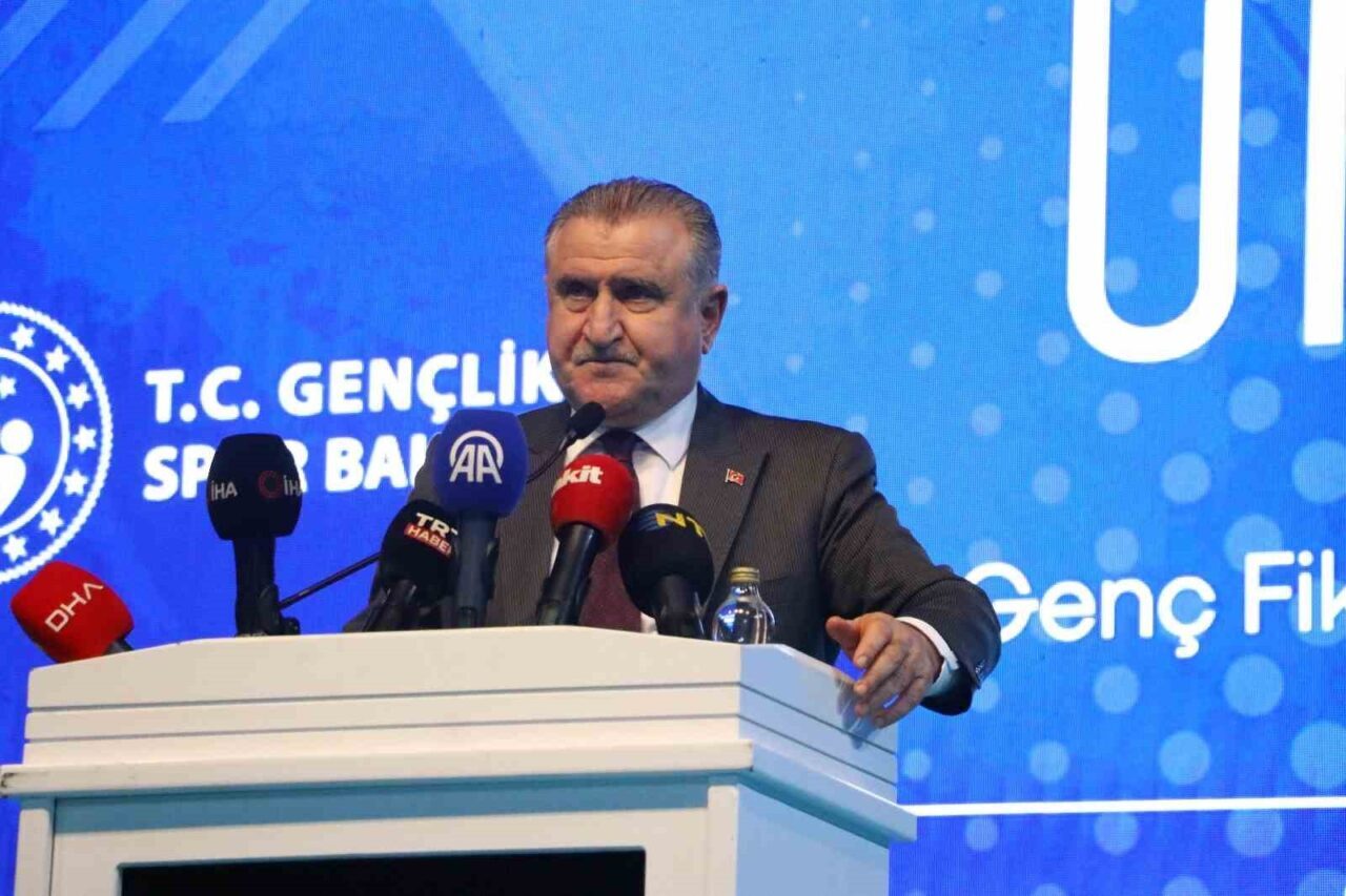 Bakan Osman Aşkın Bak: “Gençler, Türkiye’nin Geleceğinin Teminatıdır” Gençlik ve Spor Bakanı Osman Aşkın Bak, üniversite öğrenci topluluklarının