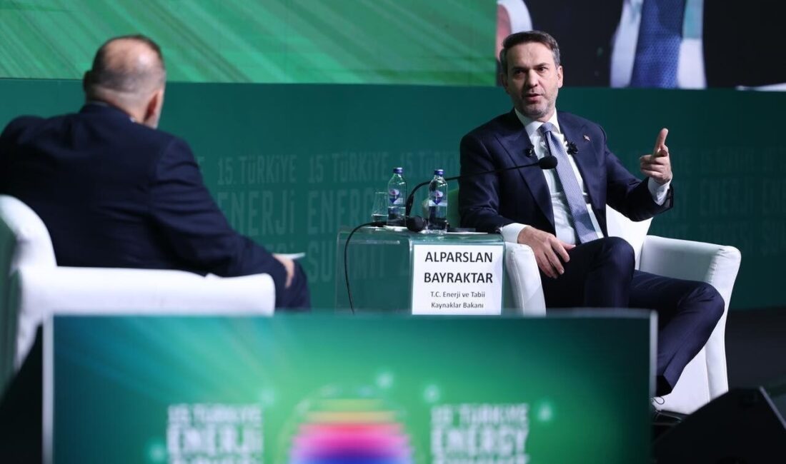 Enerji ve Tabii Kaynaklar Bakanı Alparslan Bayraktar, İstanbul'daki 15. Türkiye
