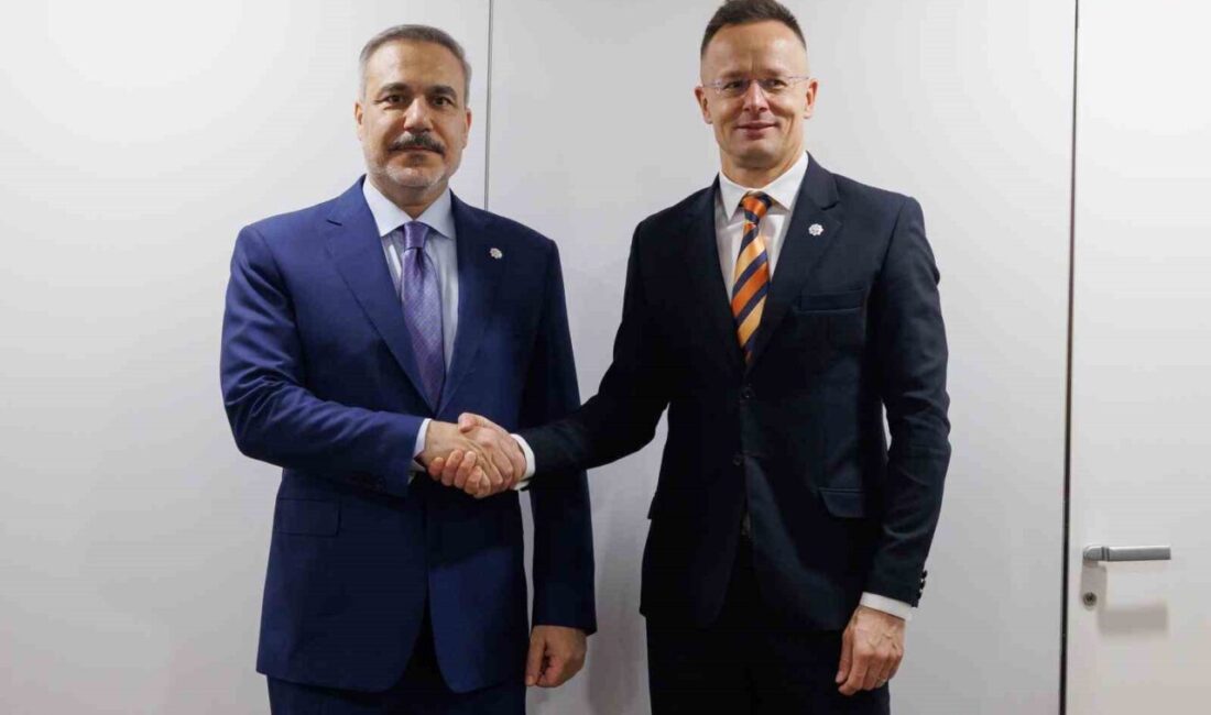 Hakan Fidan, Viyana’da Macar Mevkidaşı Peter Szijjarto ile Önemli Bir Görüşme Gerçekleştirdi. Dışişleri Bakanı Hakan Fidan, Viyana’daki AGİT toplantısı sırasında Macaristan Dışişleri