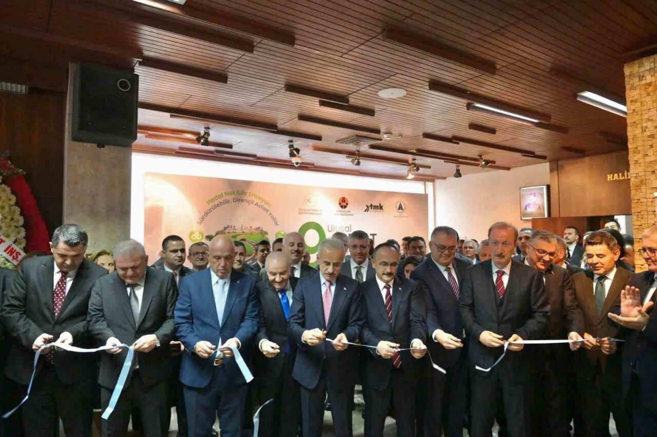 Ulaştırma ve Altyapı Bakanı Abdulkadir Uraloğlu, 9. Ulusal Asfalt Sempozyumu'nda