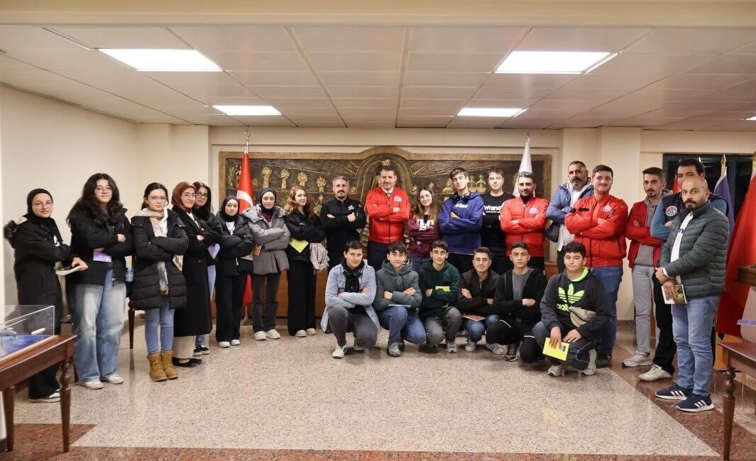 Kaynar olun Gençler! Bakan Yardımcısı Ayhan, T3 Vakfı’nda Geleceği Şekillendiren Projeleri Destekledi Milli Savunma Bakan Yardımcısı Salih Ayhan, T3 Vakfı Bayburt Temsilciliği'nden