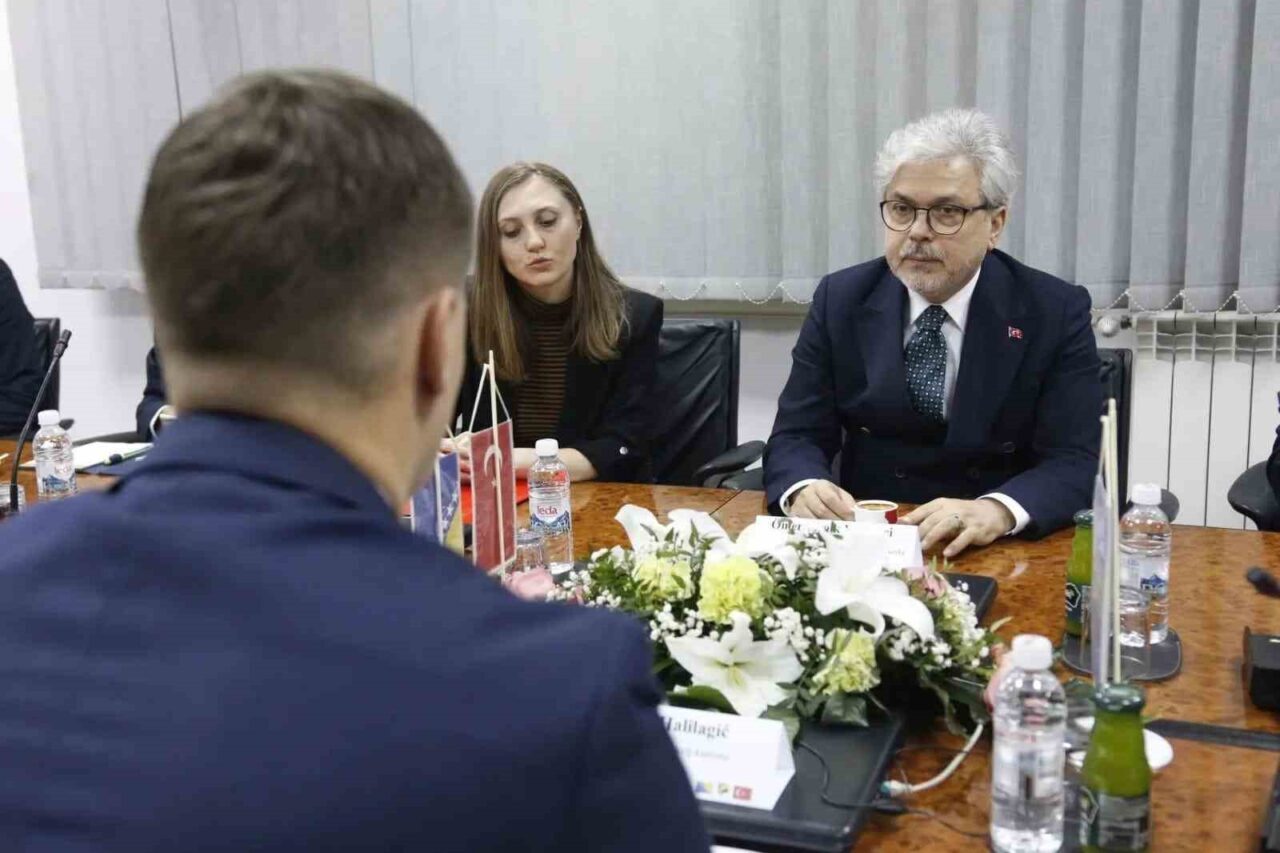 Milli Eğitim Bakan Yardımcısı Ömer Faruk Yelkenci, Tuzla Kantonu'nda eğitim