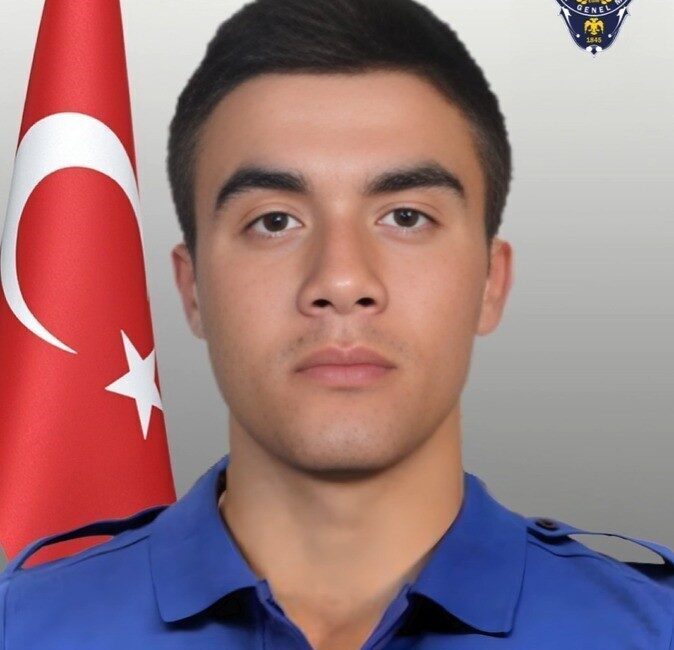 İçişleri Bakanı Yerlikaya, Çekmeköy’de gerçekleştirilen uyuşturucu operasyonunda vurulan Özel Harekat Polisi Emre Albayrak’ın şehit olduğunu duyurdu İçişleri Bakanı Ali Yerlikaya, İstanbul Özel Harekat Şube Müdürlüğü'nde görevli