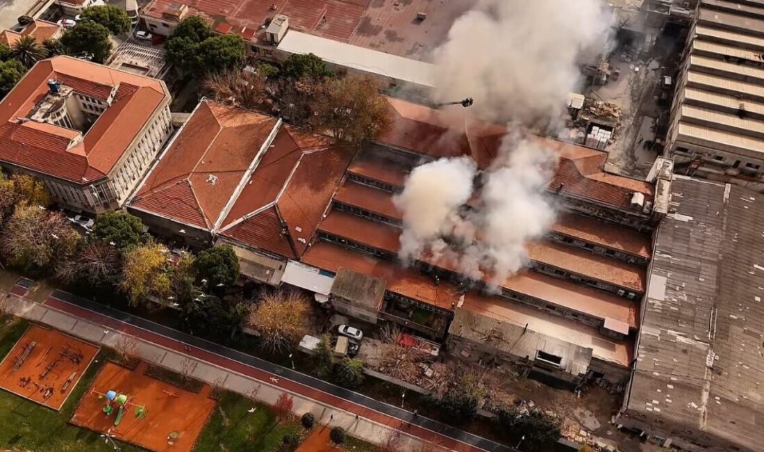 İstanbul Bakırköy'de bir etiket üretim tesisinin deposunda çıkan yangın havadan