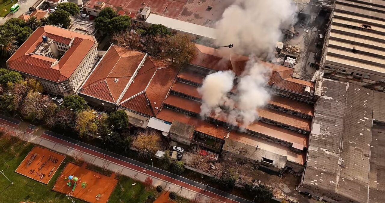 İstanbul'un Bakırköy ilçesinde etiket üreten bir fabrikanın deposunda bilinmeyen bir