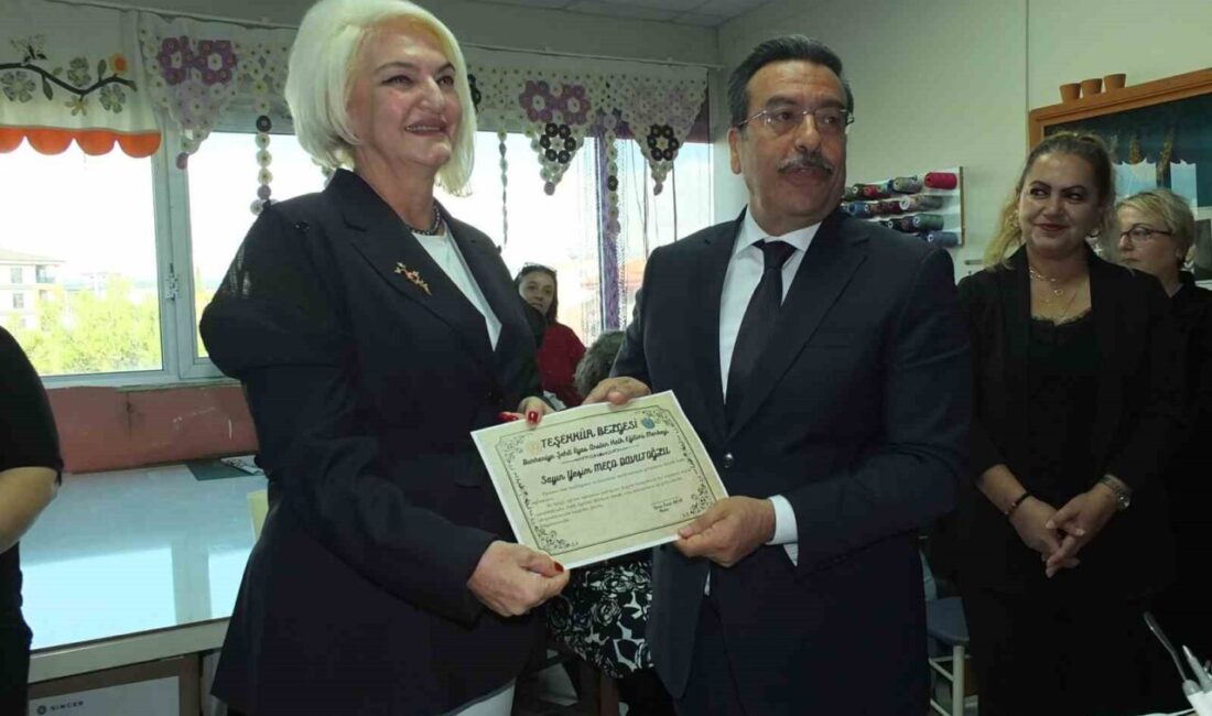 Burhaniye Kaymakamı Cumali Atilla’dan Hayırsever Yeşim Meço Davutoğlu’na Teşekkür Belgesi Balıkesir'in Burhaniye ilçesinde Kaymakam Cumali Atilla, hayırsever Yeşim Meço Davutoğlu'na