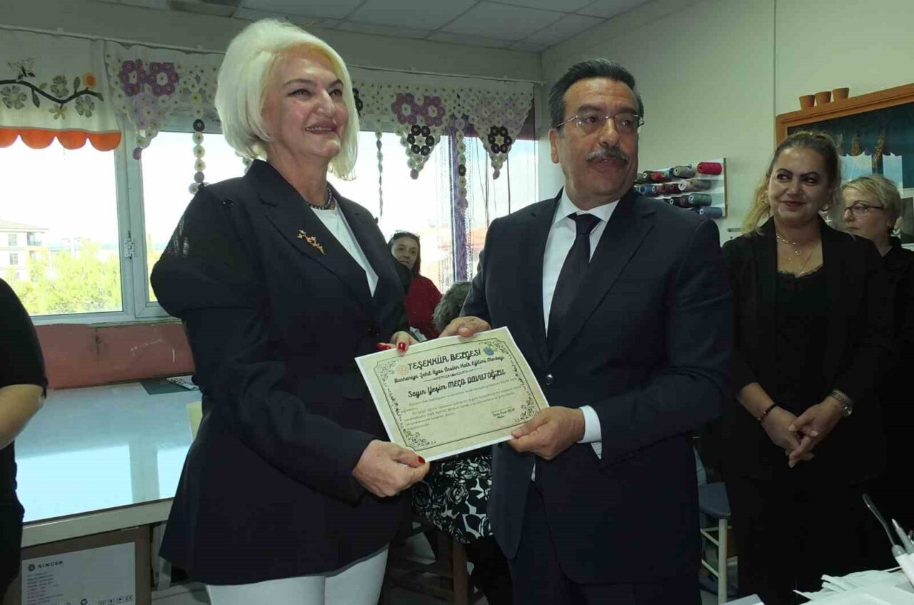 Balıkesir'in Burhaniye ilçesinde Kaymakam Cumali Atilla, hayırsever Yeşim Meço Davutoğlu'na