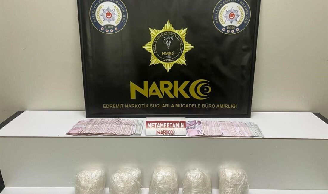 Balıkesir’de Yılbaşı Öncesi Uyuşturucu Operasyonu: 5 Kilo Metamfetamin ve 90 Bin TL Nakit Para Ele Geçirildi Balıkesir'in Edremit ilçesinde, Narkotik Suçlarla Mücadele Şube Müdürlüğü, yılbaşı öncesi