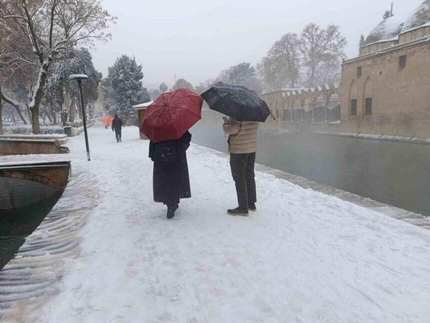 Şanlıurfa’da kar yağışı, Balıklıgöl ve Şanlıurfa Kalesi’nde muhteşem manzaralar oluşturdu.