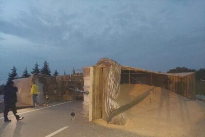 Bandırma-Susurluk yolunda TIR kazası: Yük yola saçıldı, yollar kontrollü açıldı