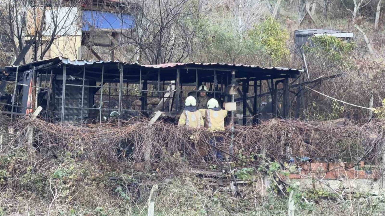 İstanbul'un Arnavutköy ilçesinde 68 yaşındaki Turhan Çanta, sobayı yakmaya çalışırken