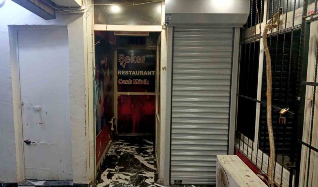 Adana’da Bar Ortağı Kenan Arslan, Taşkınlık Çıkaran Müşteriyle Yaşanan Tartışmada Silah Kuyruğuna Kurban Gitti Adana'da bir barda, taşkınlık çıkaran bir müşteri Kenan Arslan'ı (42)