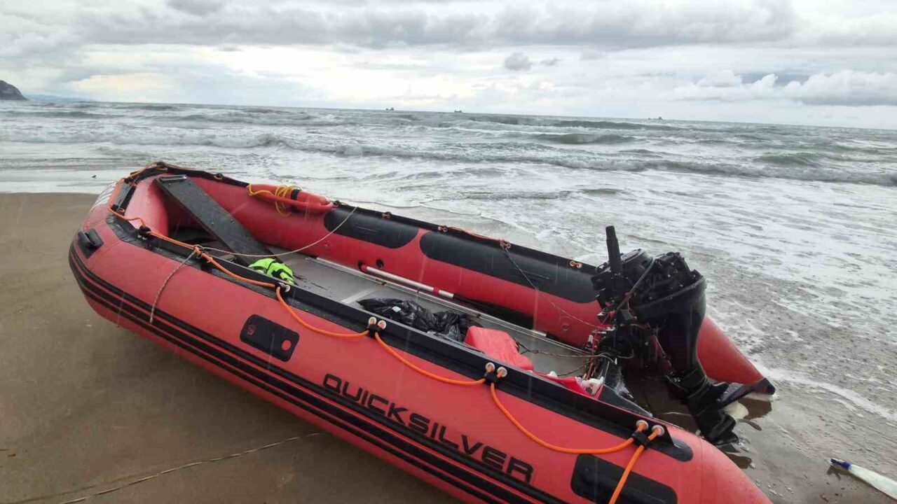 Bartın İnkumu'nda şişme botu alabora olan M.T. ve C.Ö., denize