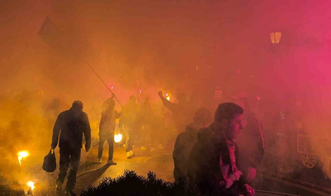 Bartın'da Fenerbahçe ve Galatasaray taraftarları, derbi öncesinde toplandı ve hareketli