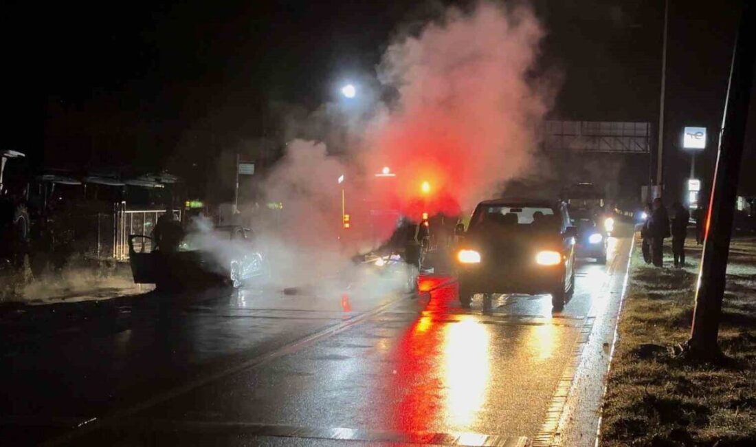 Bartın Şehirlerarası Otobüs Terminali önünde park halindeki 34 FGJ 666