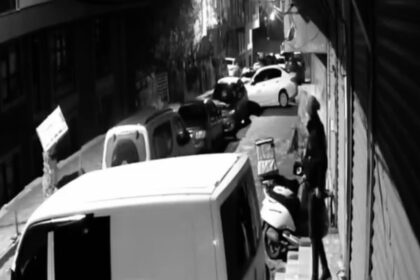 Başakşehir’de Hırsızlık Anı Güvenlik Kamerasında, Şüpheli Eşyaları Taşıyarak Kaçtı