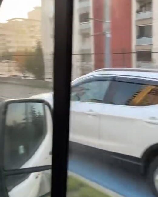 Başakşehir'de bazı sürücüler, trafikte ilerlemek için bisiklet yoluna girerek kural