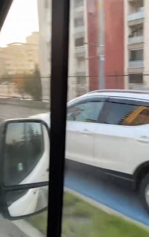 Başakşehir'de bazı sürücüler, trafikte ilerlemek için bisiklet yoluna girerek kural