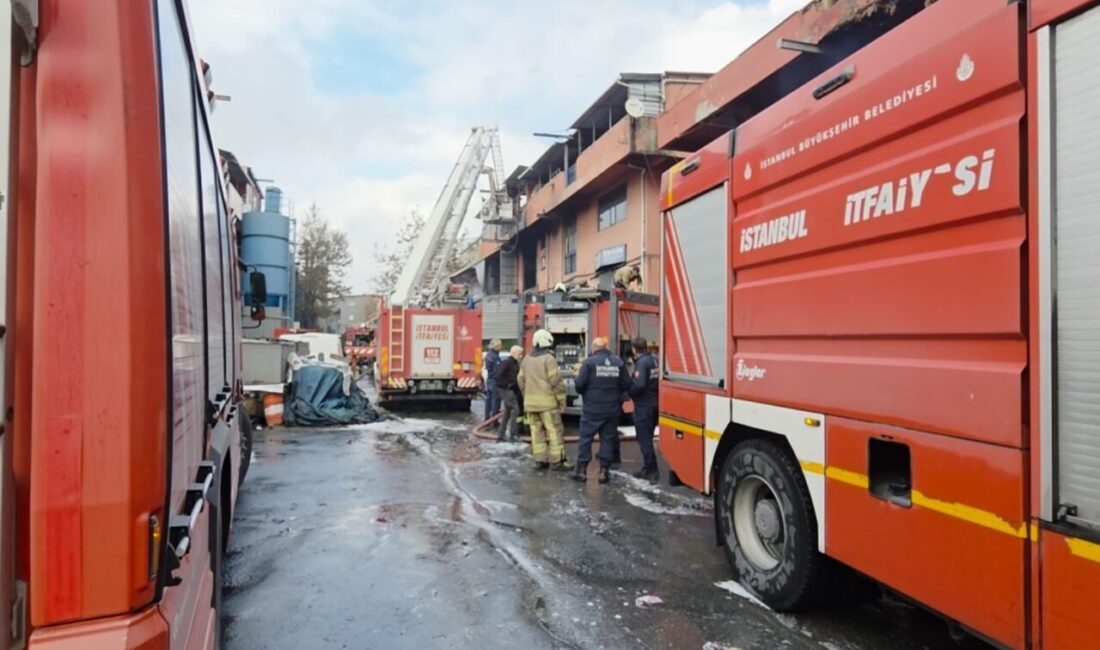 Başakşehir’de Plastik İmalathanesinde Yangın: İtfaiye Ekipleri Hızla Müdahale Etti İstanbul Başakşehir'deki bir plastik imalathanesinde çıkan yangın, itfaiye ekiplerinin hızlı