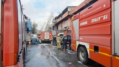 İstanbul Başakşehir'deki bir plastik imalathanesinde çıkan yangın, itfaiye ekiplerinin hızlı
