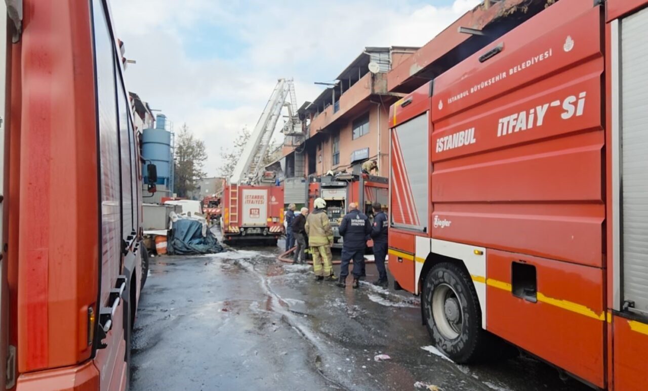 İstanbul Başakşehir'deki bir plastik imalathanesinde çıkan yangın, itfaiye ekiplerinin hızlı