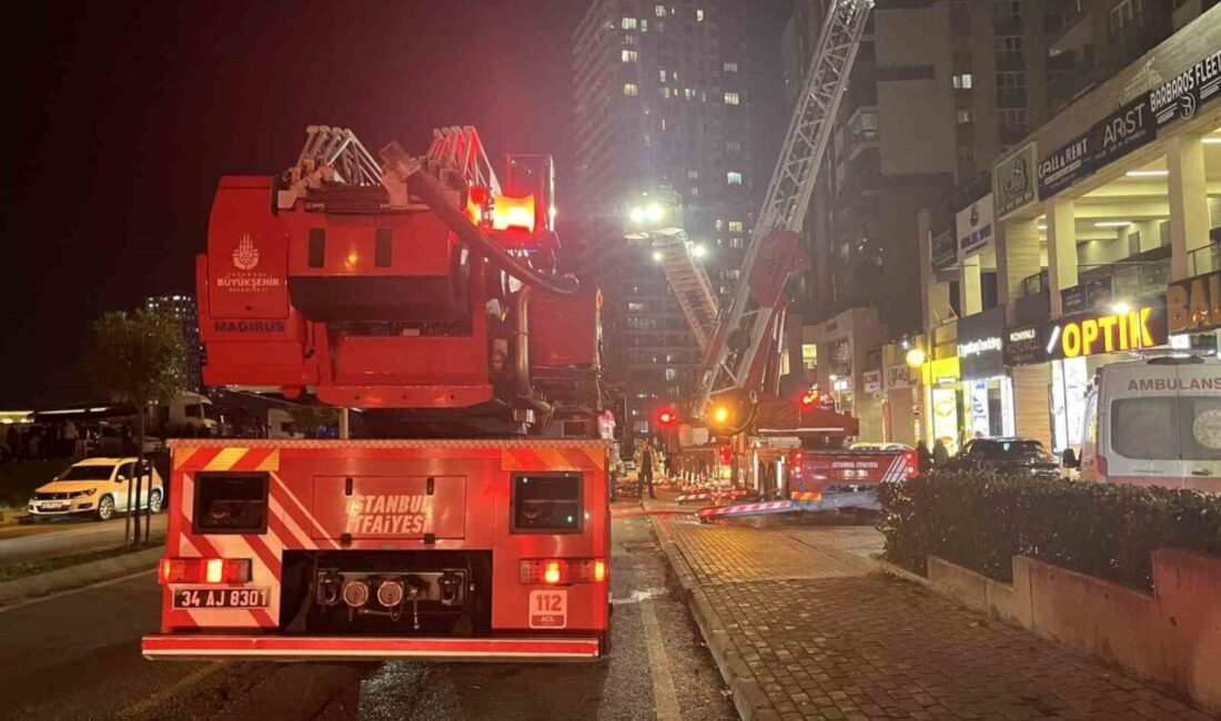 İstanbul Başakşehir'de bir binanın 2. katındaki restoranda çıkan yangın, dumanlarla