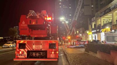 İstanbul Başakşehir'de bir binanın 2. katındaki restoranda çıkan yangın, dumanlarla