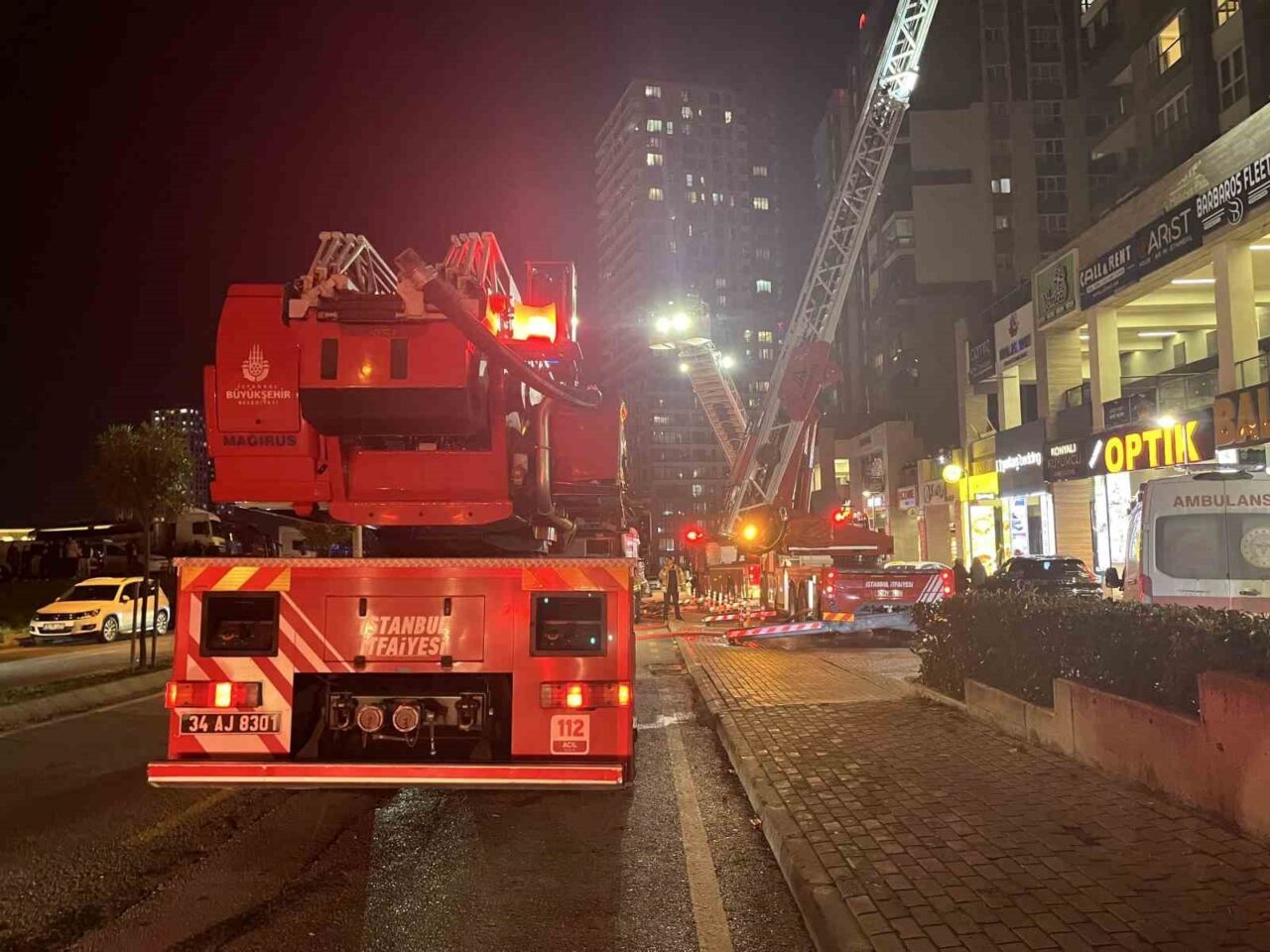 İstanbul Başakşehir'de bir binanın 2. katındaki restoranda çıkan yangın, dumanlarla