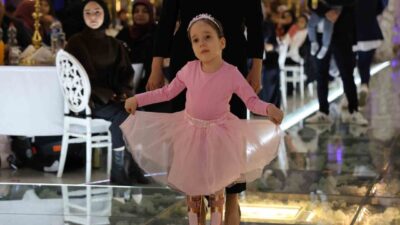 Sivas'ta yaşayan 5 yaşındaki Asya Yüksel, SMA teşhisine rağmen azmiyle