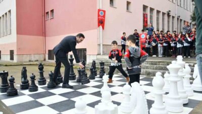 Başiskele'deki Misak-ı Milli İlkokulu'na yeni bir satranç oyun alanı kazandırıldı.