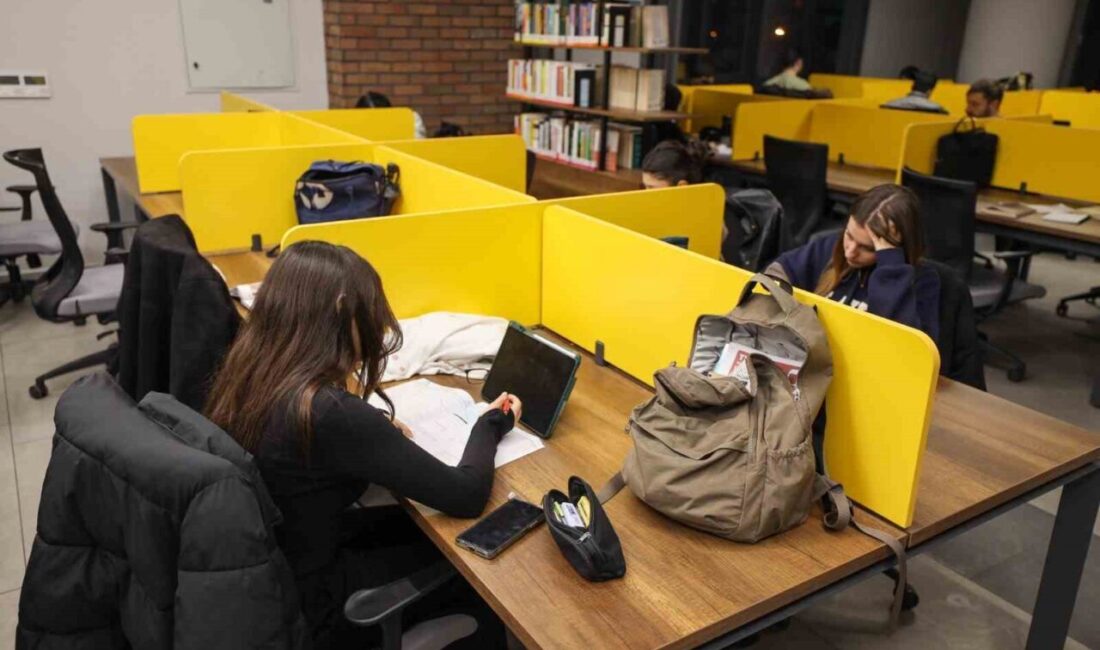 Başiskele’deki Türkiye Yüzyılı Gençlik Merkezi, modern kütüphanesi ile öğrencilere eğitimde