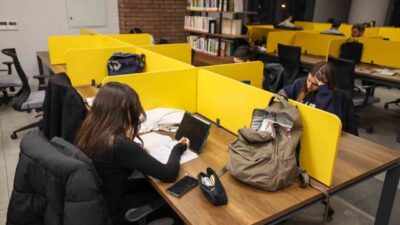 Başiskele’deki Türkiye Yüzyılı Gençlik Merkezi, modern kütüphanesi ile öğrencilere eğitimde