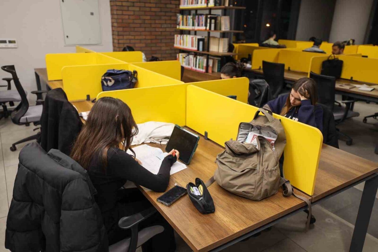 Başiskele’deki Türkiye Yüzyılı Gençlik Merkezi, modern kütüphanesi ile öğrencilere eğitimde