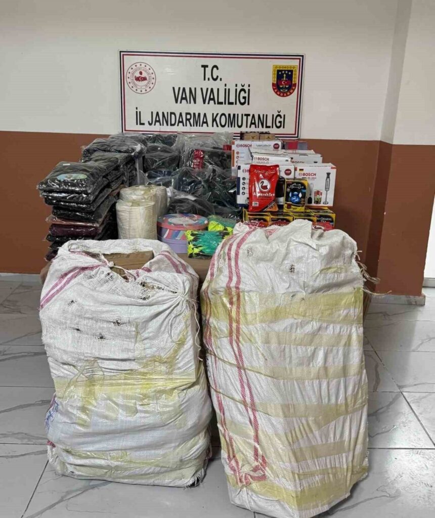 Başkale’de Jandarma, Gümrük Kaçağı Malzeme Ele Geçirdi