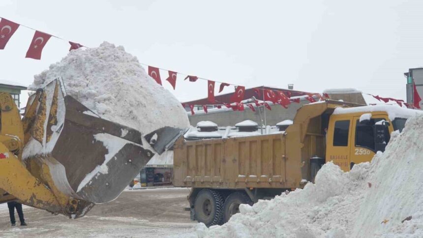 Van’ın Başkale İlçesinde Kar Yağışı Hayatı Olumsuz Etkiliyor, Çalışmalar Devam Ediyor