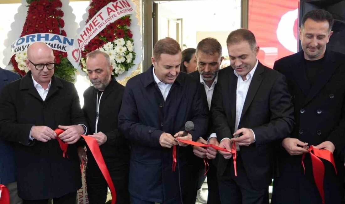 Balıkesir Kuyumcular Çarşısı'ndaki açılışta, Balıkesir Büyükşehir Belediye Başkanı Ahmet Akın