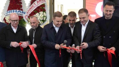 Balıkesir Kuyumcular Çarşısı'ndaki açılışta, Balıkesir Büyükşehir Belediye Başkanı Ahmet Akın