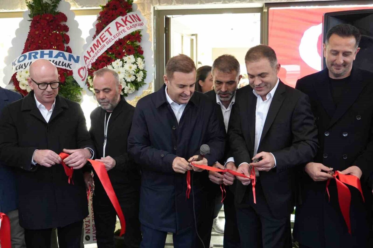 Balıkesir Kuyumcular Çarşısı'ndaki açılışta, Balıkesir Büyükşehir Belediye Başkanı Ahmet Akın